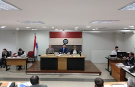 VDB El tribunal de sentencia compuesta por Luis Ovelar (presidente), Andrea Riquelme (izquierda) y Luis Ovelar (derecha).