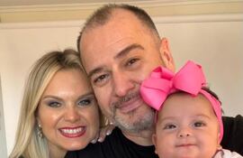 ¡Hermosa postal familiar! Carlos Troche y su esposa Shelby González y la dulce Charlotte.