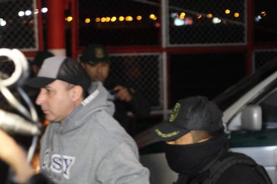 Funcionarios judiciales y policiales trasladan al asesor político, el argentino Fernando Cerimedo (i), desde la cárcel de Palmasola, en la región oriental de Santa Cruz, donde cumplía prisión preventiva por "feminicidio en grado de tentativa", hasta el penal de máxima seguridad de Chonchocoro, situado en el altiplano, a 35 kilómetros de La Paz, para cumplir seis meses de prisión preventiva por supuesto enriquecimiento ilícito.