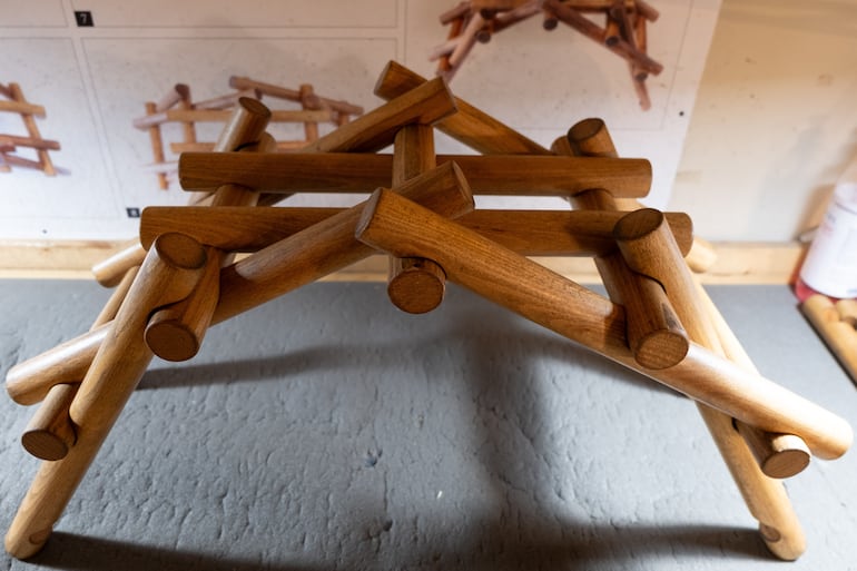 Puente diseñado por Leonardo da Vinci. El puente tiene como base un "mecanismo autoblocante", en el que la estructura se fortalece bajo la carga.