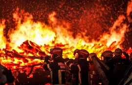 Bomberos trabajan en contener un incendio en Portugal.