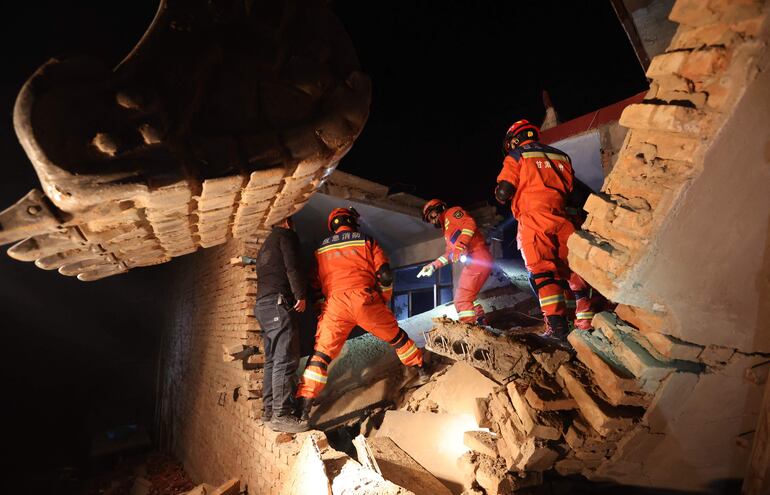 Rescatistas buscan sobrevivientes entre los escombros de un edificio derrumbado por el terremoto en la localidad de Kangdiao, en la provincia china de Gansu, este martes.