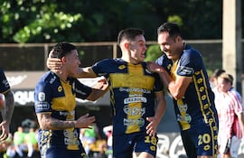 El delantero Fernando Romero celebra su tanto de apertura en el marcador, en medio de Tobías Morínigo y Clementino González.