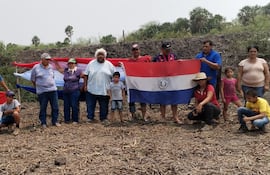 Pobladores de Fortìn Florida cuando el año pasado se manifestaban en el cauce seco, pidiendo se destruya la represa, que evita la circulacion nomal de las aguas.