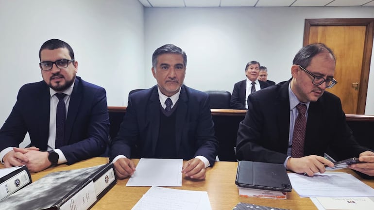 El agente fiscal Juan Marcelo García de Zúñiga (c) y el abogado de la querella Ricardo Preda (d).