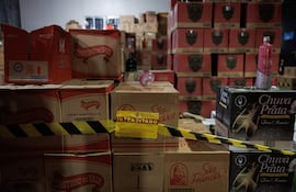 Cajas de licor incautadas durante un operativo este jueves, en una bodega de la zona sur de São Paulo (Brasil). Las autoridades brasileñas intensificaron las acciones policiales contra la distribución de bebidas adulteradas, tras aumentar a 8 las posibles muertes y a 59 los casos de intoxicación por metanol, un biocombustible altamente tóxico.
