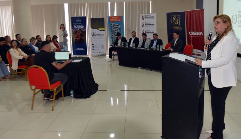Alma Fretes, miembro de la comisión organizadora, durante la conferencia de prensa.