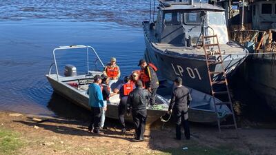 Momento de la salida de los miembros de la Prefectura Naval de Concepción y familiares de los desaparecidos hacia la zona donde habrían desaparecido.