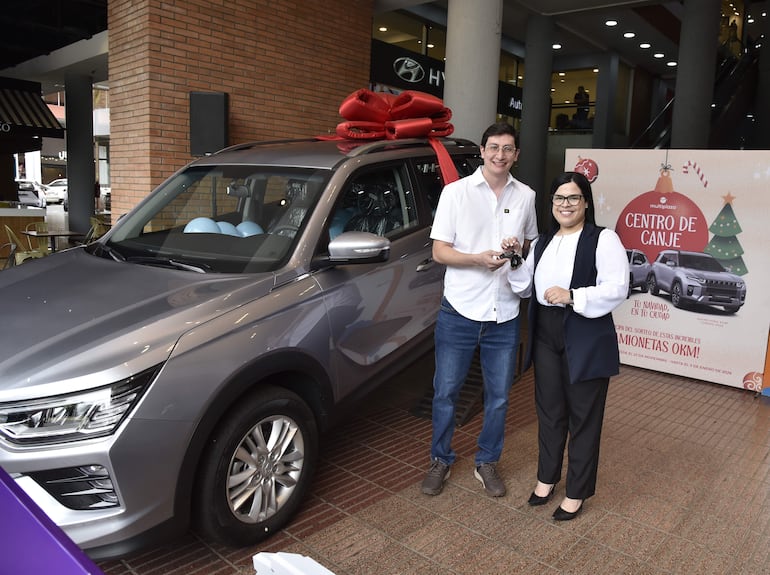 Juan Carlos Colmán recibió las llaves de su nueva camioneta O km de la mano de Paola Fernández, gerente de Marketing del Shopping Multiplaza. 