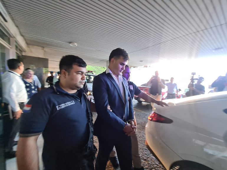 Marcello Fretes, con las manos esposadas también fue rumbo a Judiciales de la Policía Nacional, tras salir del Poder Judicial por la causa de lesión grave contra Benjamín Zapag.