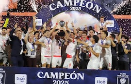 El autor del tanto ganador, Míller Mareco eleva el trofeo de la Copa Paraguay, junto a uno de los referentes, Clementino González.