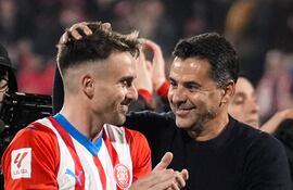 GIRONA, 03/01/2024.- El técnico del Girona, Michel, celebra con su jugador, el centrocampista Aleix García, la victoria de su equipo a la finalización del encuentro correspondiente a la jornada 19 de LaLiga EA Sports que Girona y Atlético de Madrid han disputado hoy miércoles en el estadio Montilivi, en Girona. EFE / David Borrat.