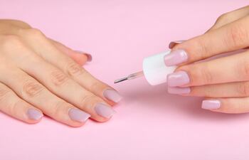 Manicura con esmalte de uñas.