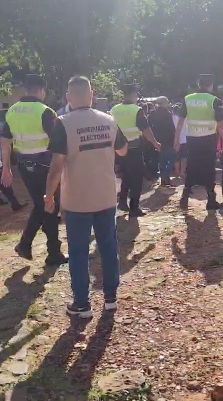 Orden de retirar a quienes usan chalecos y credenciales de 'Observador Electoral' sin autorización del TJSE.