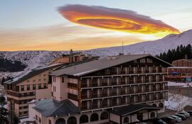 Nubes lenticulares naranjas, Turquía.