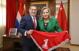 Fotografía difundida por la ANR del encuentro entre Horacio Cartes y Lilian Samaniego en la Junta de Gobierno.