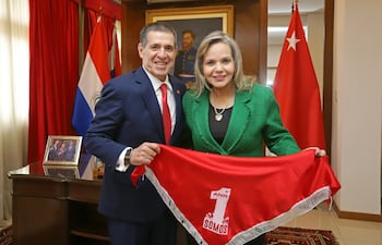 Fotografía difundida por la ANR del encuentro entre Horacio Cartes y Lilian Samaniego en la Junta de Gobierno.