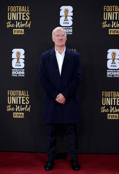 Didier Deschamps, entrenador de la selección de Francia, posa en la alfombra roja antes del Sorteo Oficial de la Copa Mundial de la FIFA 2026 en el Centro John F. Kennedy para las Artes Escénicas el 5 de diciembre de 2025 en Washington, DC.