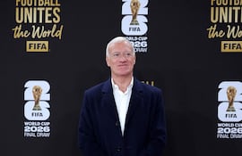 Didier Deschamps, entrenador de la selección de Francia, posa en la alfombra roja antes del Sorteo Oficial de la Copa Mundial de la FIFA 2026 en el Centro John F. Kennedy para las Artes Escénicas el 5 de diciembre de 2025 en Washington, DC.