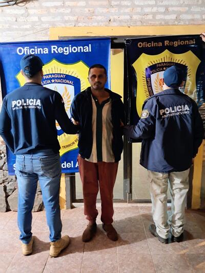 Agentes policiales de varias dependencias llevaron a cabo esta mañana muy temprano un allanamiento para dar cumplimiento a la orden de captura contra Sandro Tomás Araujo Sanabria (33).