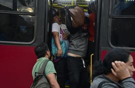 Reguladas que ponen en peligro a pasajeros del transporte público.