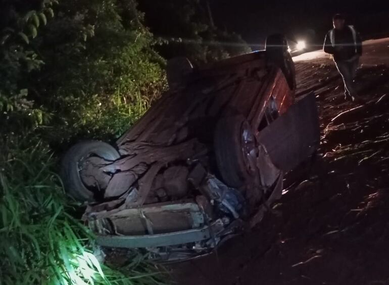 Este vechículo quedó volcado y dejó varios de sus ocupantes heridos.