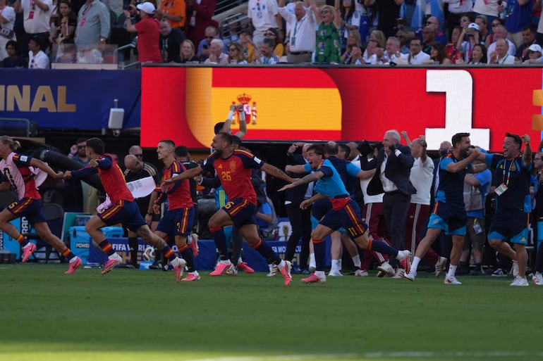 Jugadores de España celebran este domingo, al ganar el partido de la final del Mundial de la FIFA 2026 entre España y Argentina en el estadio MetLife en Nueva Jersey (Estados Unidos).