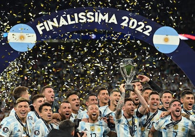 El delantero argentino Lionel Messi levanta el trofeo mientras los jugadores de Argentina celebran en el campo tras su victoria en el partido internacional de fútbol 'Finalissima' entre Italia y Argentina, en el estadio de Wembley, Londres