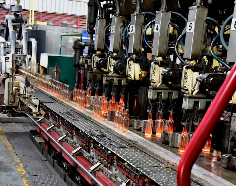 En la Fábrica Paraguaya de Vidrio se producen las botellas de Pilsen.