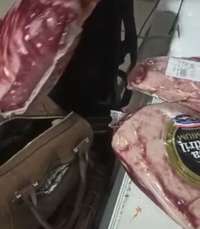 En uno de los vídeos, se ve que van sacando cortes de carne desde el interior de una cartera.