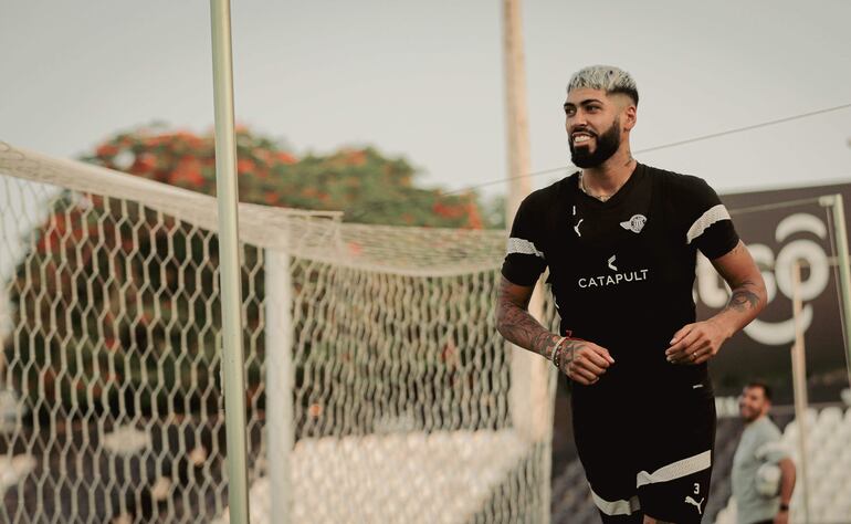 El argentino Alexander Barboza, futbolista de Libertad, durante el entrenamiento en el estadio La Huerta, en Asunción.