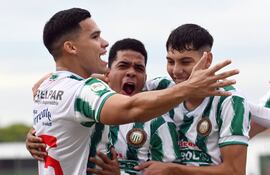 Los jugadores de Rubio Ñu festejan un gol en un partido de la División Intermedia 2025.