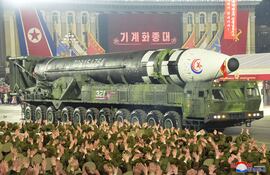 Un misil balístico intercontinental es exhibido durante un desfile militar en Pionyang, Corea del Norte, en febrero de 2023.