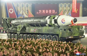 Un misil balístico intercontinental es exhibido durante un desfile militar en Pionyang, Corea del Norte, en febrero de 2023.