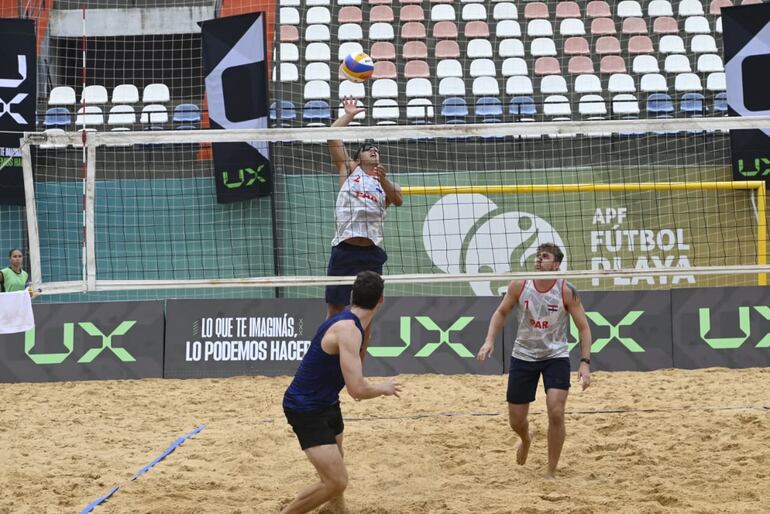 Gonzalo Melgarejo se eleva para matear ante la mirada de Giuliano Massare en el COP.