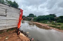 Más de 50 familias del barrio Jukyty de Asunción fueron afectadas por el incremento del caudal del arroyo Lambaré a causa del temporal.