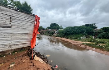 Más de 50 familias del barrio Jukyty de Asunción fueron afectadas por el incremento del caudal del arroyo Lambaré a causa del temporal.