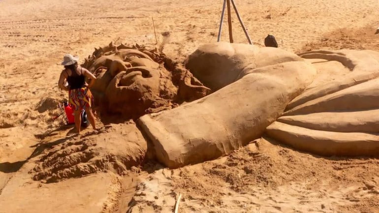 Carmen del Paraná: gigantesca escultura en arena de Cristo Crucificado en playa Ybycuí