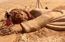 Escultura de Cristo Crucificado en arena de Playa Ybycui de Carmen del Paraná