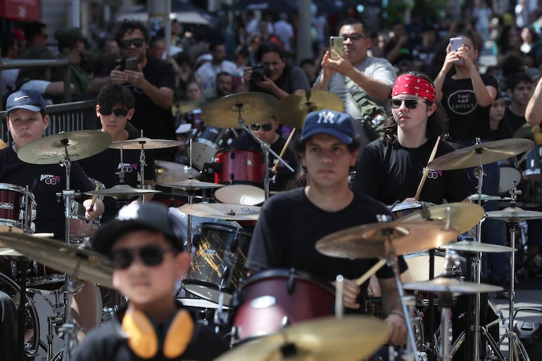 Músicos bateristas participan durante el evento 'BaterAsu a lo largo de la concurrida calle Palma este sábado en Asunción.