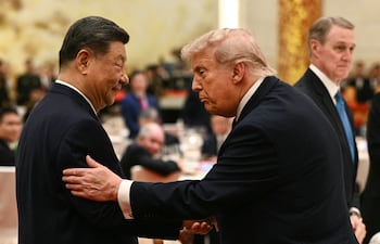 l presidente de China, Xi Jinping (izq.), mira al presidente de Estados Unidos, Donald Trump, mientras asisten a un banquete de estado en el Gran Salón del Pueblo en Beijing el 14 de mayo de 2026.