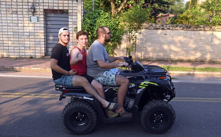 Yendo en busca del helado para aplacar el calor.
