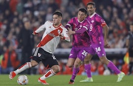 El mediocampista argentino Rodrigo Villagra maneja el esférico ante la presencia del volante gumarelo Hernesto Caballero.