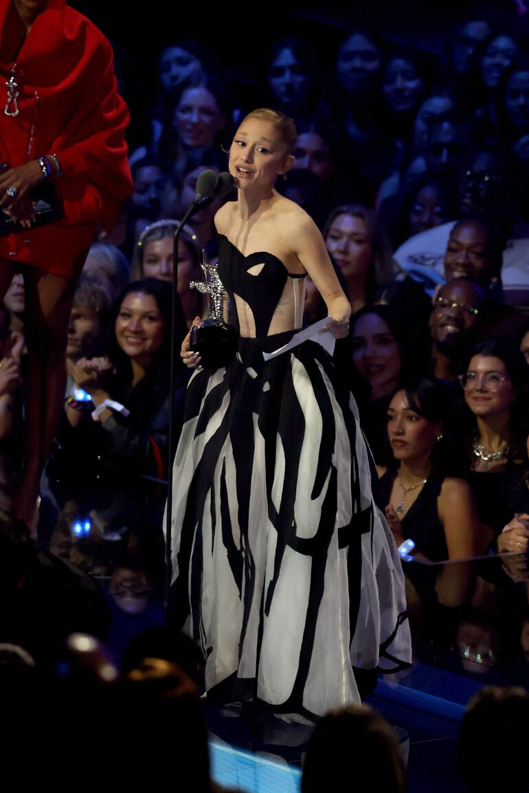 Ariana Grande recibe el Premio a la Mejor Canción Pop por "Brighter Days Ahead" en el escenario durante los MTV Video Music Awards 2025 en el UBS Arena el 7 de septiembre de 2025 en Elmont, Nueva York.