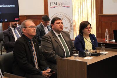 El abogado Daniel Gómez Rambado (centro), flanqueado por sus defensores
Carlos Delvalle y Silvia Frers.