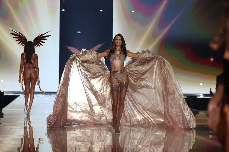 La modelo namibia Behati Prinsloo brilló en el Victoria's Secret Fashion Show 2025. (ANGELA WEISS / AFP)