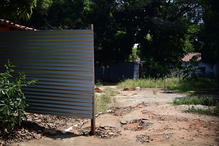 Solo la chapa perimetral se instaló en el colegio nacional Stella Maris del barrio Hipódromo de Asunción.