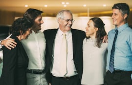 Muchos fundadores confunden su rol con la omnipresencia. Siguen decidiendo, opinando y corrigiendo cuando ya deberían estar acompañando, formando o simplemente dejando espacio.