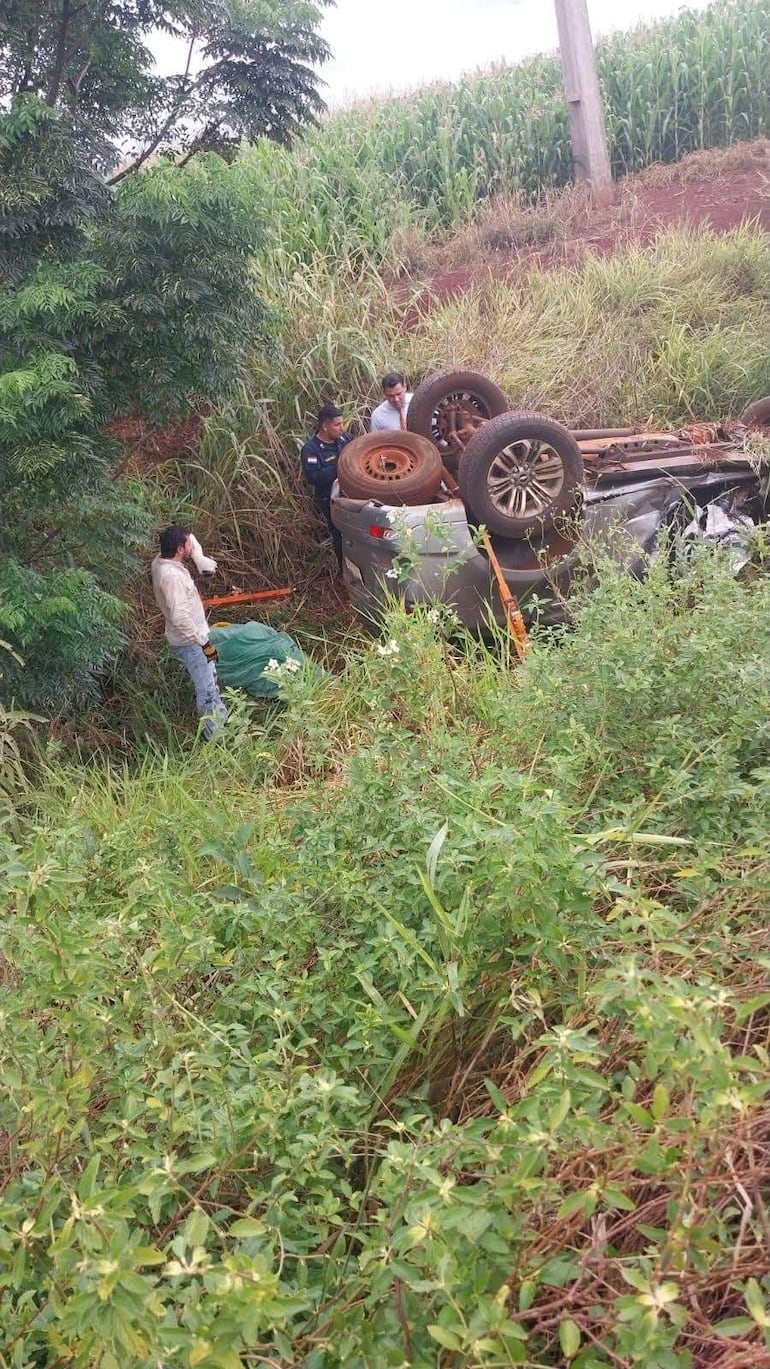Hombres observan la escena del accidente, en un entorno rural.