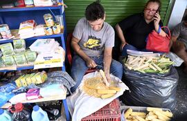 Vendedores reportaron una buena venta de choclo. Se trata de uno de los ingredientes principales de las comidas típicas de estos días santos, plato tradicional que se comparte en Semana Santa.